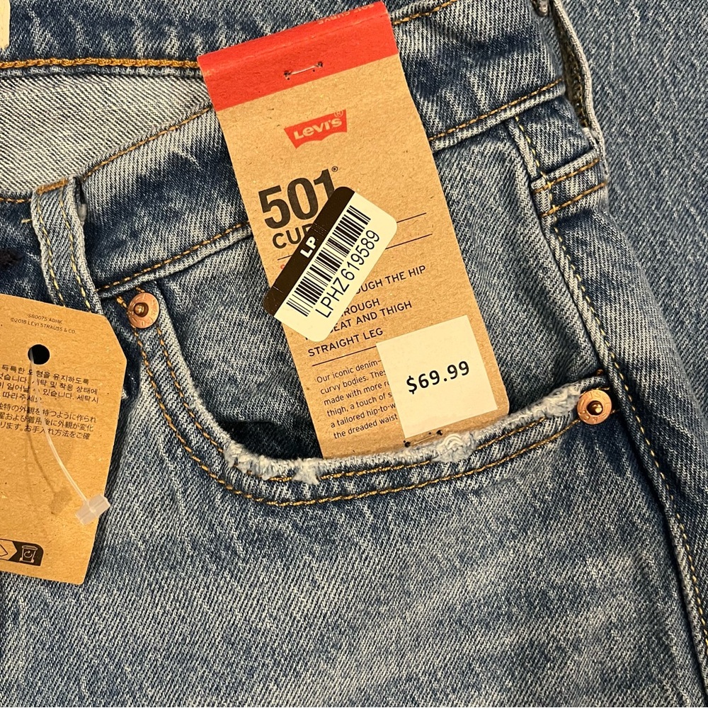 Levi's High Rise Straight Jeans in Light Blue Wash - Picture 7 of 10